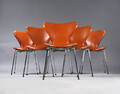 Arne Jacobsen. Et sæt på seks Syver stole med cognac-valnøddefarvet læder, ny højde 6 