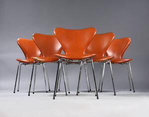 Arne Jacobsen. Et sæt på seks Syver stole med cognac-valnøddefarvet læder, ny højde 6 