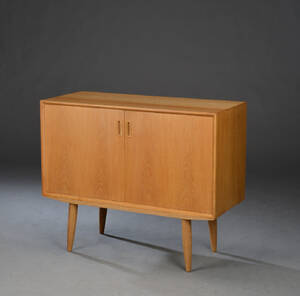 Møbelproducent. Skænk af egetræ