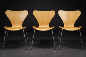 Arne Jacobsen. Sæt på tre Syveren stole, model 3107 3 Denne vare er sat til omsalg under nyt varenummer 4051958