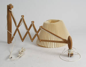 Erik Hansen for Le Klint. Sakselampe  væglampe af bøgetræ