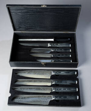 Kokkeknivsæt udført af 67 lag japansk damaskus, omkring en kerne af det skarpe og hårde japanske VG10 stål 8
