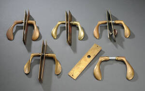 Arne Jacobsen. Fem sæt dørgreb af messing 5 