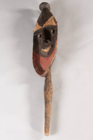 Große Holzmaske, teils farbig gefasst