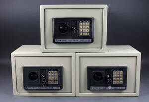 Rockfort Electronic Safe. Tre små pengeskabe  værdiskabe, model S-25E 3
