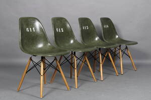 Charles Eames. Sæt på fire grønne glasfiber skalstole, model DSW 4