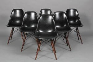 Charles Eames. Sæt på seks skalstole, sort, model DSW. 6