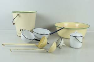 PARTI med emaljerade föremål, bl.a. Kockums