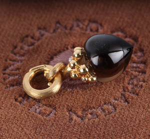 Ole Lynggaard. Filigran Dew Drops-charm i 18 kt. guld med brillanter og røgkvarts