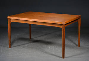 Henning Kjærnulf. Spisebord af teak med skjult udtræk
