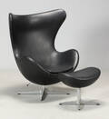 Arne Jacobsen Ægget Model 3316 med skammel model 3127 2