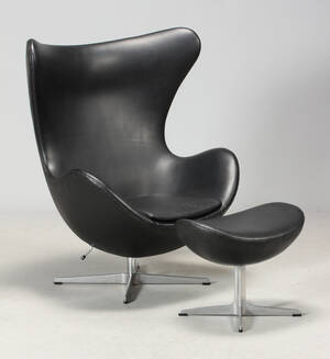 Arne Jacobsen Ægget Model 3316 med skammel model 3127 2