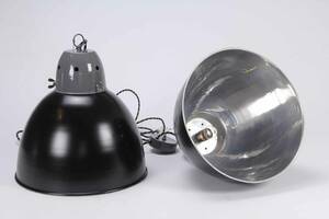 Dansk Design. Par industrielle pendler af sortlakeret metal.