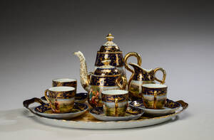 Kaffeservice af porcelæn, dekoreret med musicerende par 12