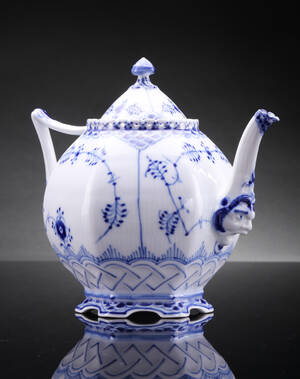 Royal Copenhagen. Musselmalet helblonde tekande nr. 143