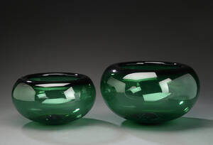 Per Lütken.To Provence skåle af grønt glas Holmegaard.2. 