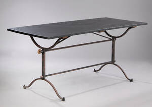 Sort skrivespisebord med antikbemalet stel af metal.