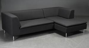 DAMM MODULSOFA med tilspidsede metalben betrukket med slidstærkt Antracit møbelstof.  Denne vare er sat til omsalg under nyt varenummer 4960123