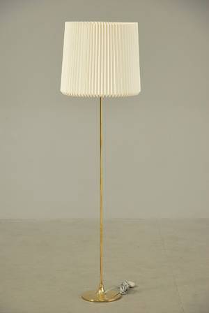 Standerlampe i messing m Le Klint skærm.
