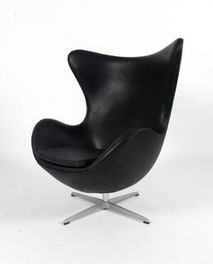 Arne Jacobsen. Ægget. Lænestol, sort anilin læder.   Denne vare er sat til omsalg under nyt varenummer 4462364