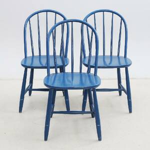 PINNSTOLAR. Tre stycken, välvd rygg.