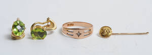 3 vintagesmykker, ring med old-cut diamant, par øreclips med peridoter og nål af guld 3