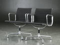 Charles Eames. Sæt på to armstole, model EA-107 2 