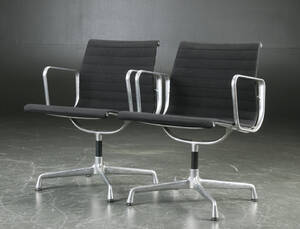 Charles Eames. Sæt på to armstole, model EA-107 2 