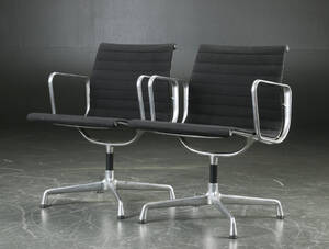 Charles Eames. Sæt på to armstole, model EA-107 2