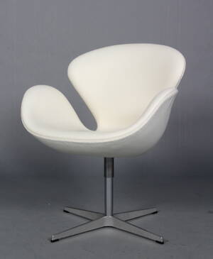 Arne Jacobsen. Svanen lænestol, model 3320. Red label