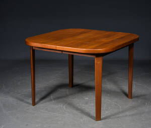 Spisebord af teak, 1960erne. Udtræk uden plader