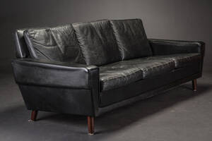 Dansk møbelproducent. Tre pers. sofa