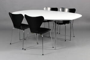 Piet Hein, elipsebord samt fire Arne Jacobsen stole, model 3107. 5
