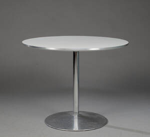 Arne Jacobsen. Cirkulært bord med hvid laminat