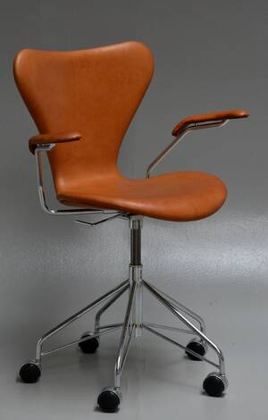 Arne Jacobsen. Kontorstol med armlæn, model 3217 betrukket med Vacona anilinlæder 