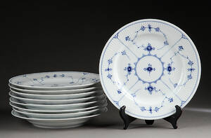 Royal CopenhagenKgl. P. Musselmalet, riflet middagstallerkener nr. 1175, udført 1898-1928. 9 