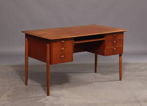 Fritstående skrivebord af fineret teaktræ