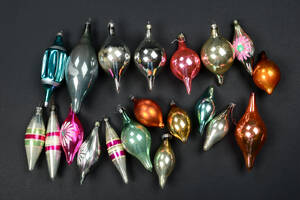 Samling ældre julepynt af glas. 20