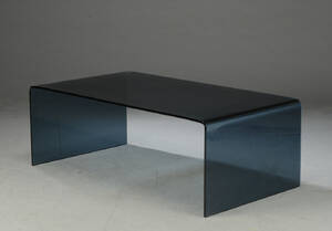 Sofabord af formbøjet, røgfarvet glas