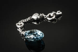 Ole Lynggaard. Nøglevedhæng af hvidguld 18 kt. med blå topas og brillanter.