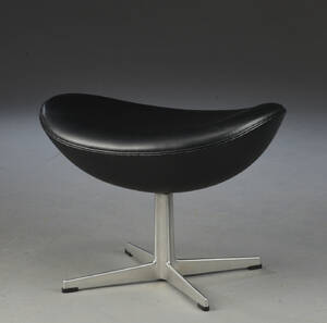 Arne Jacobsen. Skammel til Ægget, model 3127