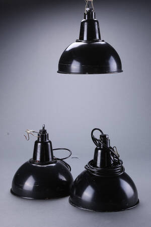 Sæt på tre pendler af sortlakeret metal 3  Denne vare er sat til omsalg under nyt varenummer 4443134