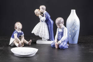 Bing  Grøndahl. Tre figurer, vase og asiet af porcelæn 5