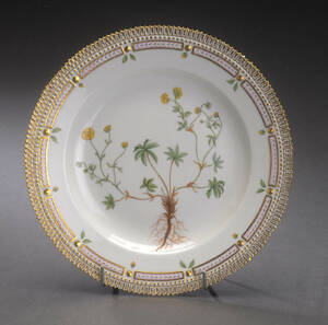 Royal Copenhagen. Flora Danica tallerken af porcelæn
