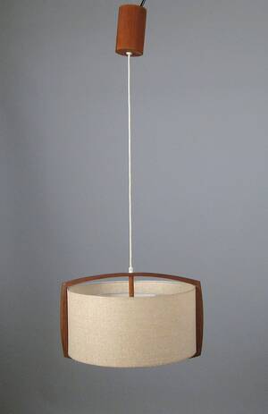 Pendelleuchte der 196070er Jahre mit Teakholz