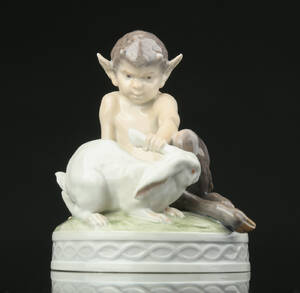 Royal Copenhagen. Figur af porcelæn. Faun med kanin nr. 439