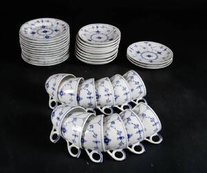 Royal Copenhagen. Dele til kaffestel af porcelæn, Musselmalet, riflet 36 Denne vare er sat til omsalg under nyt varenummer 4854198