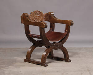 Stol i middelalderstil med udspændt sæde af læder