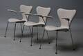Arne Jacobsen. Et sæt på tre Syver stole med armlæn, model 3207. 3  Denne vare er sat til omsalg under nyt varenummer 4805835