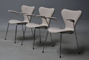 Arne Jacobsen. Et sæt på tre Syver stole med armlæn, model 3207. 3  Denne vare er sat til omsalg under nyt varenummer 4805835